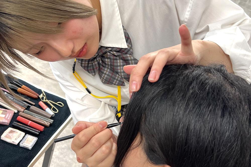 美容師学科の先生＆１年生と技術体験